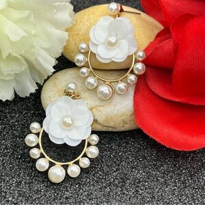 NEW Elegant Gold-Tone White Flowers and Simulated Pearls Drop Earrings